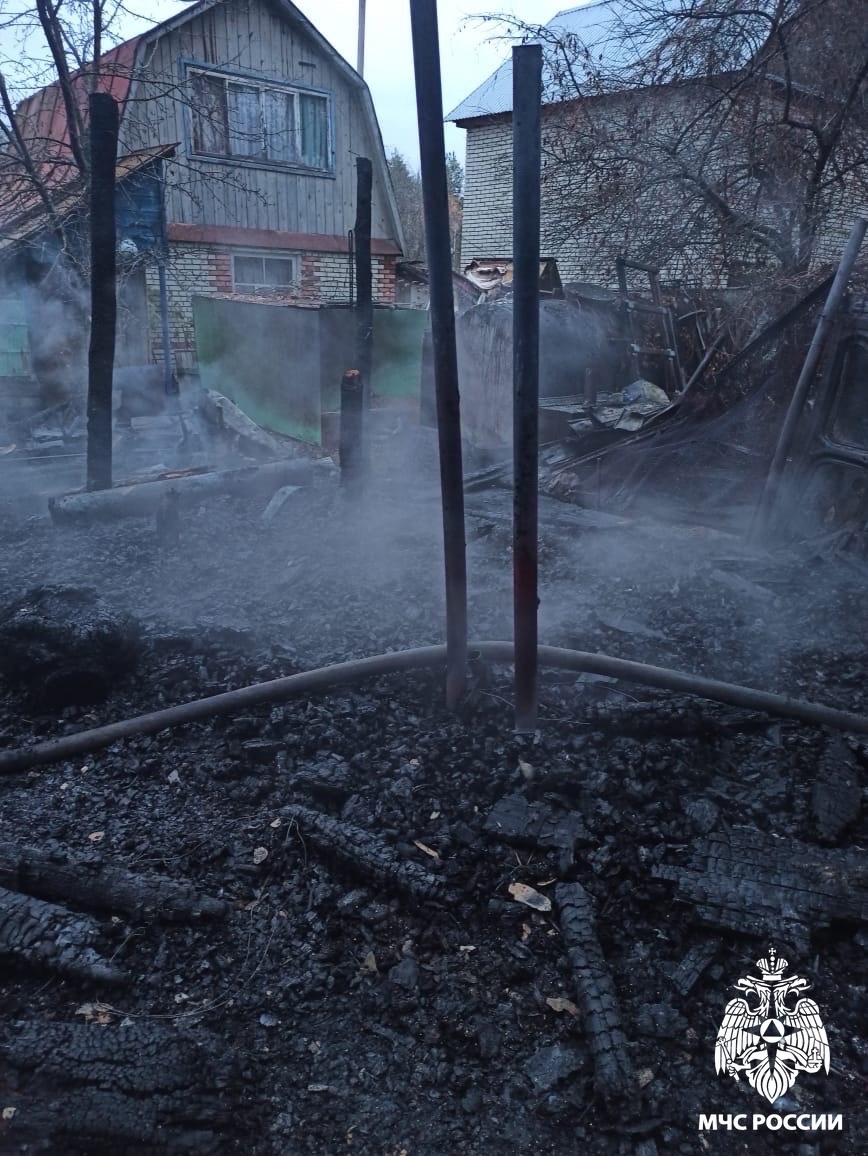 В Кузнецком районе пожарным удалось потушить возгорание в СНТ Ромашка