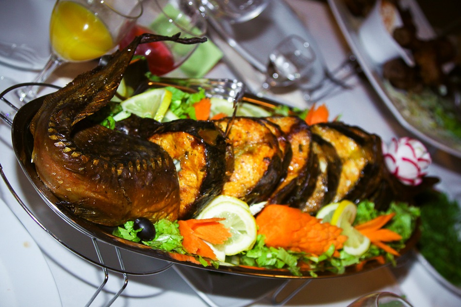 Изысканная запечённая стерлядь под чесночно-лимонным соусом