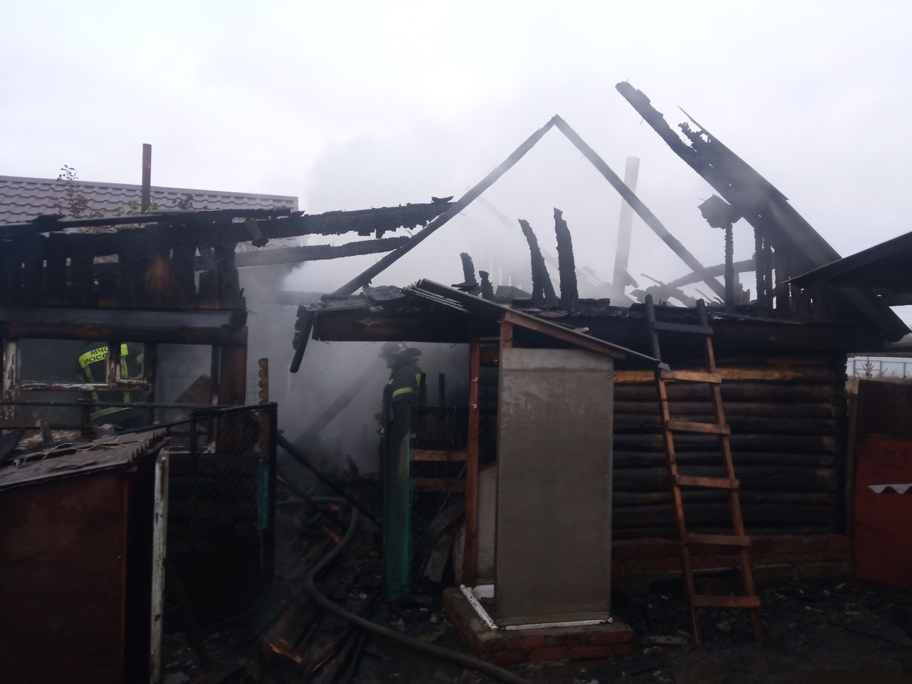 В Каменском районе дневной пожар уничтожил баню