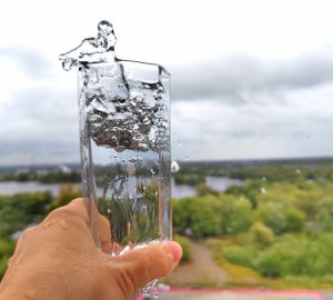 Нутрициолог: артезианская вода поможет суставам преодолеть осеннее обострение