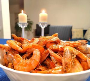 Салат с руколой, креветками и мандаринами