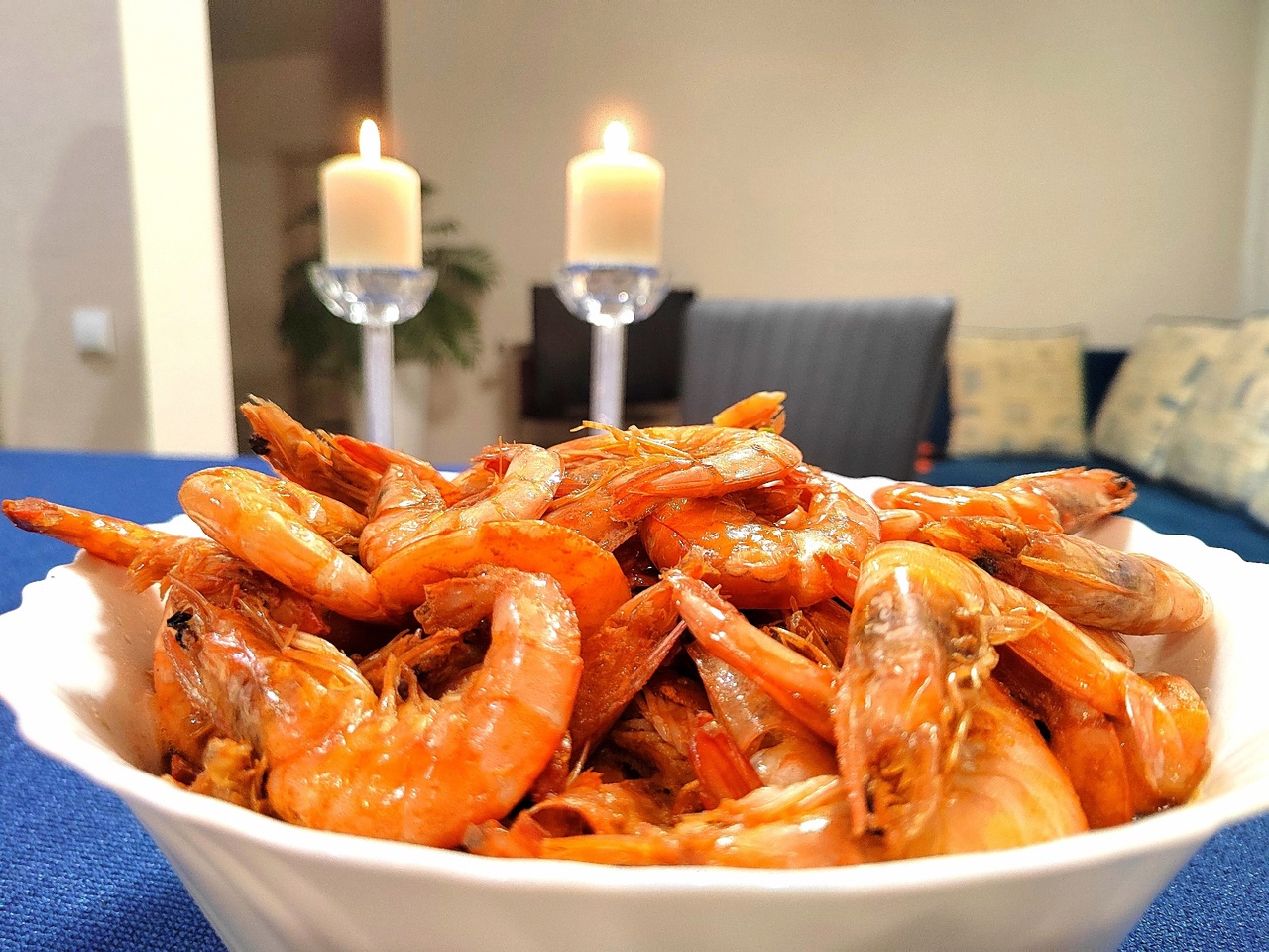 Салат с руколой, креветками и мандаринами