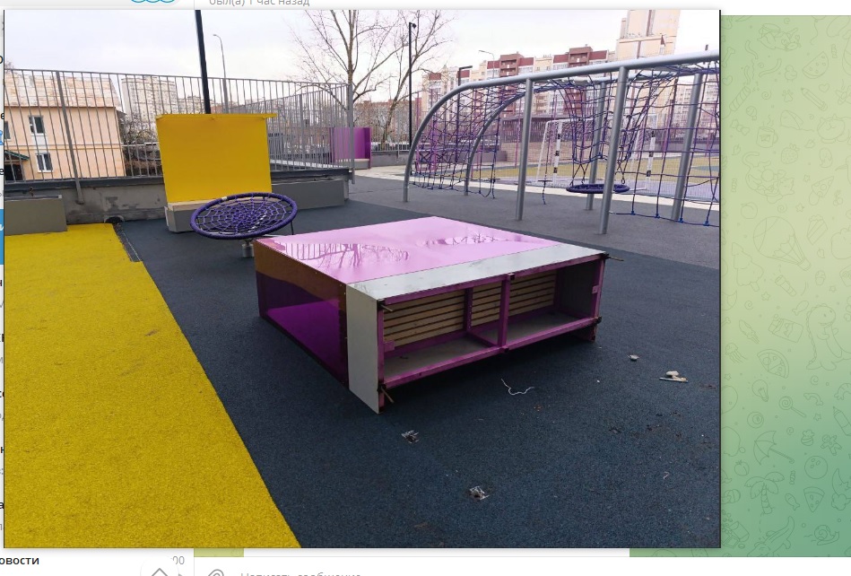 Пензу атаковал сильный ветер: сорванный фасад, сломанный кран, улетевшие лавочки