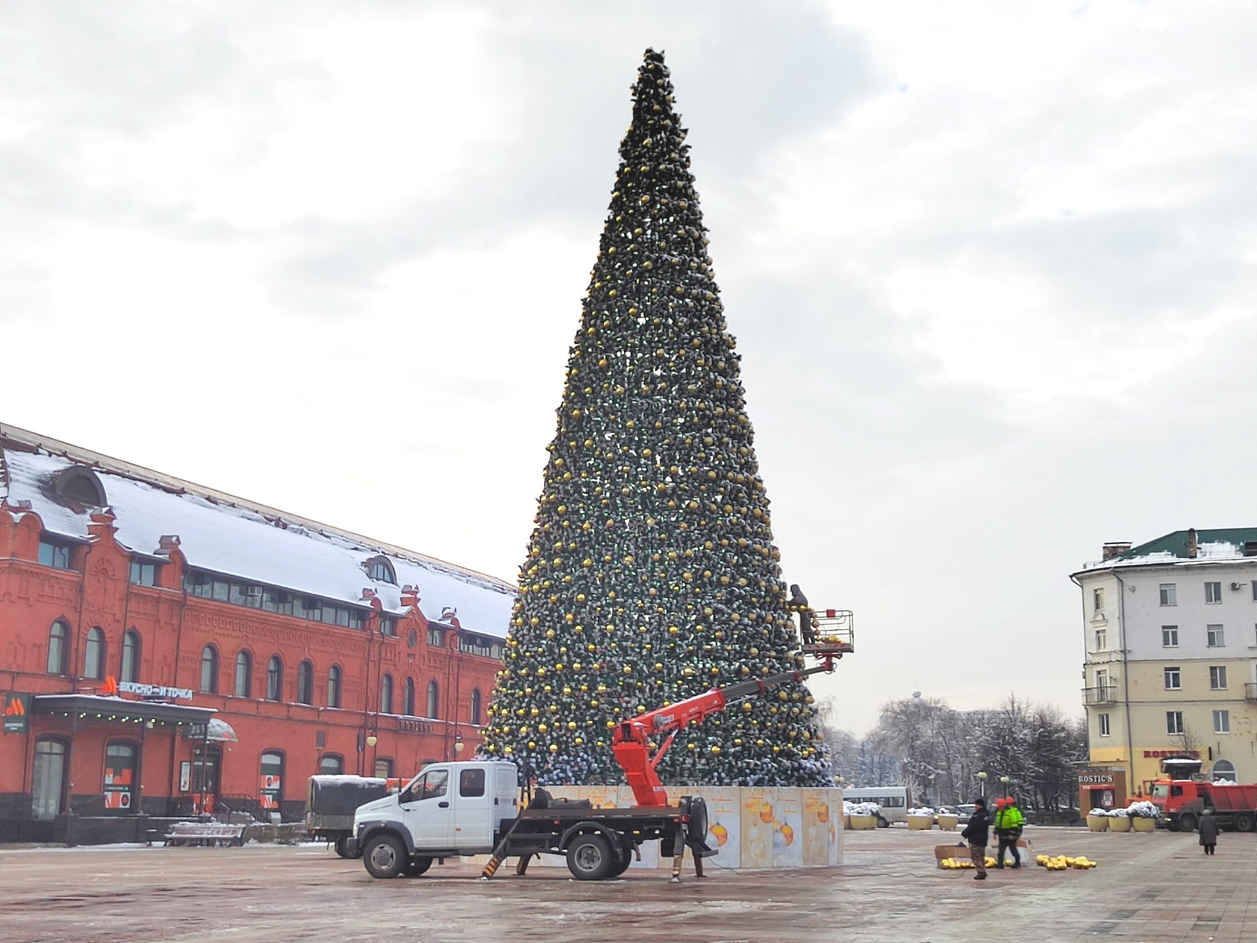 Часть игрушек на главной ёлке Пензы вышла из строя