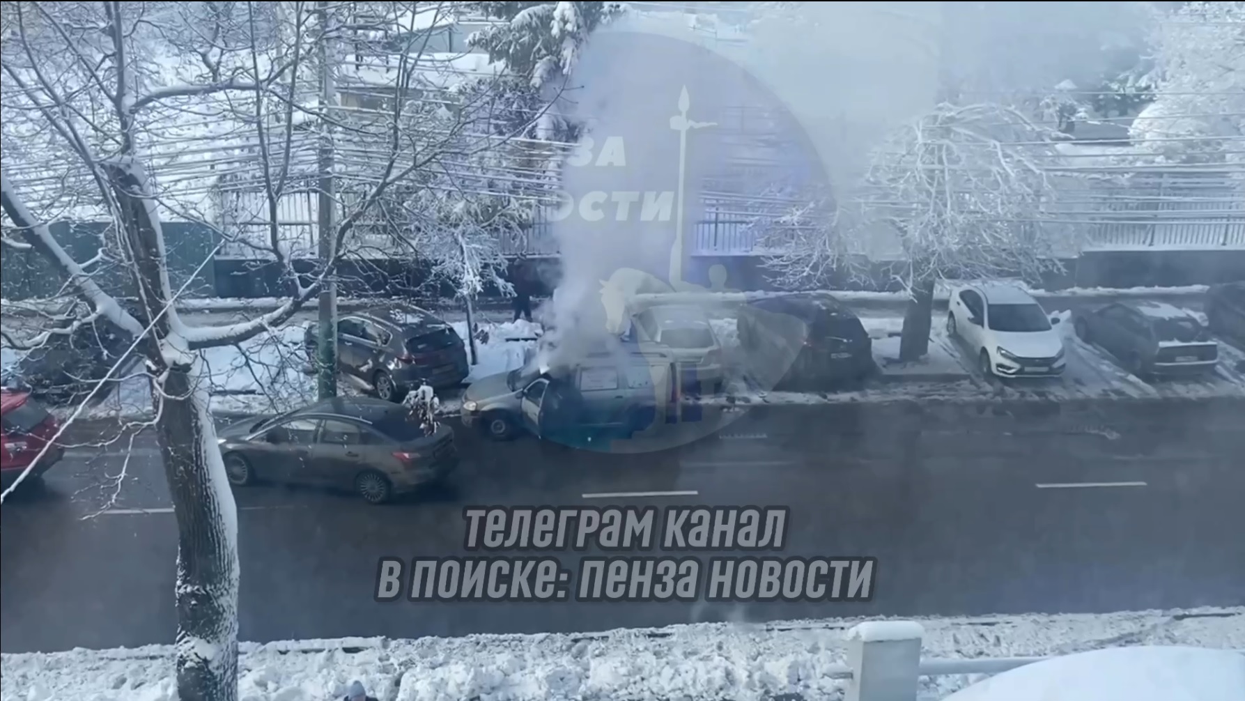 В Пензе на улице Красной горящий «Ларгус» потушили до приезда пожарных