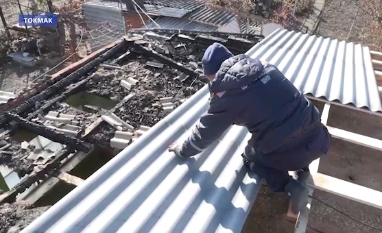 Пензенские спасатели восстанавливают кровлю дома в Токмаке
