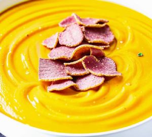 Тыквенный крем-суп с хрустящими чипсами из салями