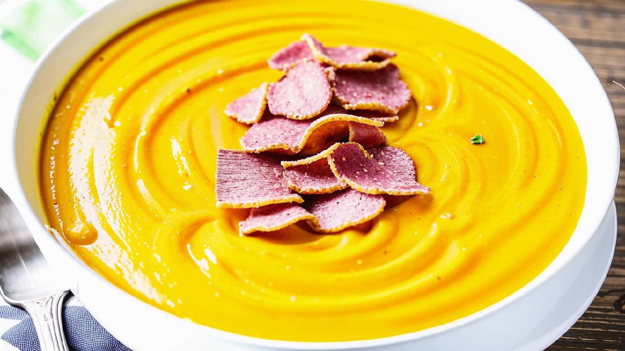 Тыквенный крем-суп с хрустящими чипсами из салями