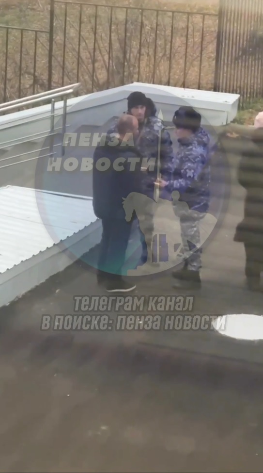 В Пензе неадекватный мужчина разбил дверь в попытке ворваться в колледж к детям