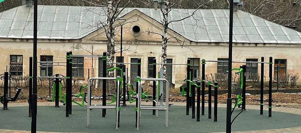 В Сердобском районе монтируют входную группу в сквере Семья