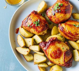 Куриные бедрышки в медово-горчичном соусе с румяной картошечкой
