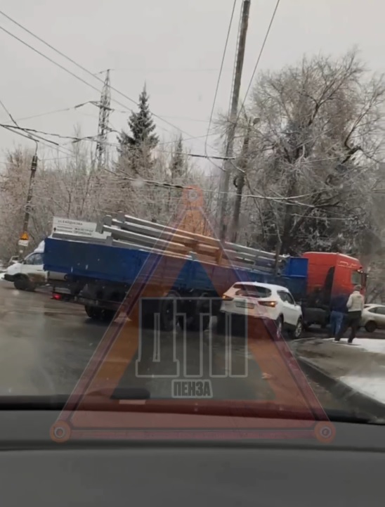 В Пензе на улице Байдукова легковушка столкнулась с многотонным грузовиком
