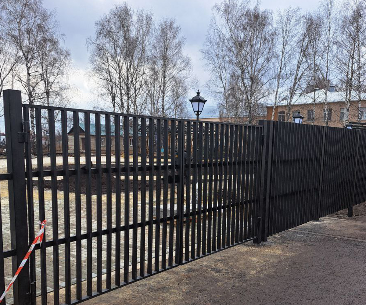 В Земетчино сквер на улице Кирова получил новое ограждение с воротами