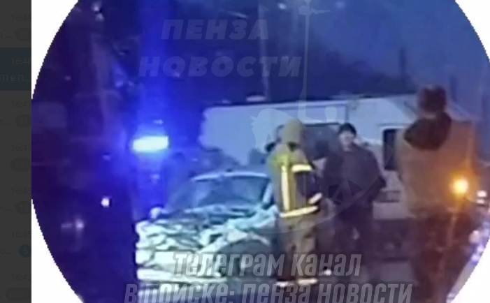 После лобового столкновения в Шемышейке легковое авто разбито вдребезги