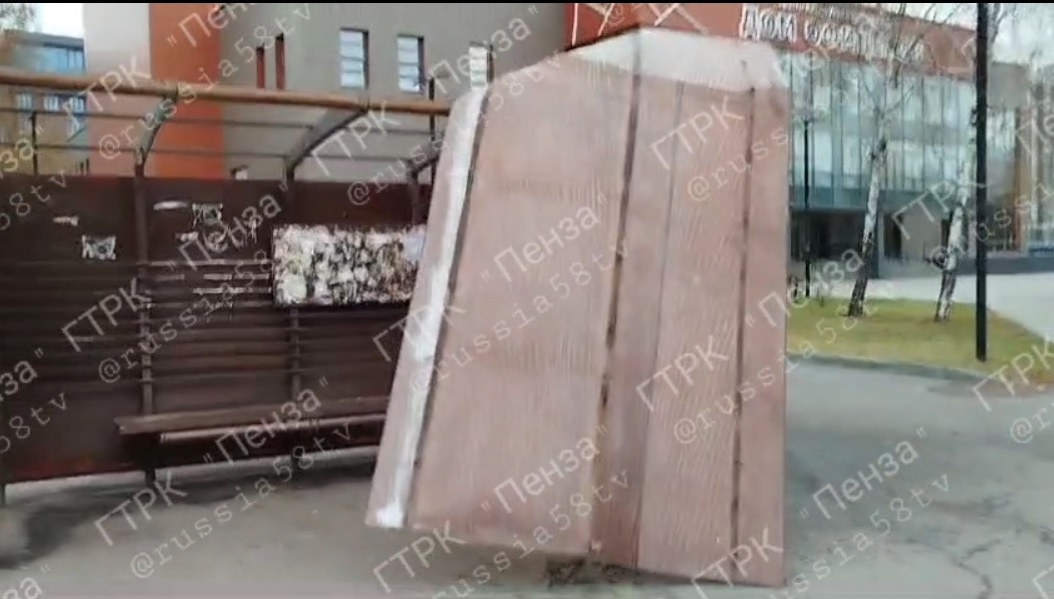 В Пензе на улице Ленинградской у остановки снесло крышу