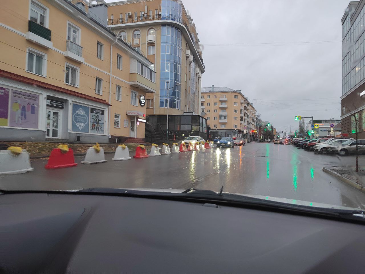 В Пензе на Кураева автомобилисты начали парковаться за ограждениями