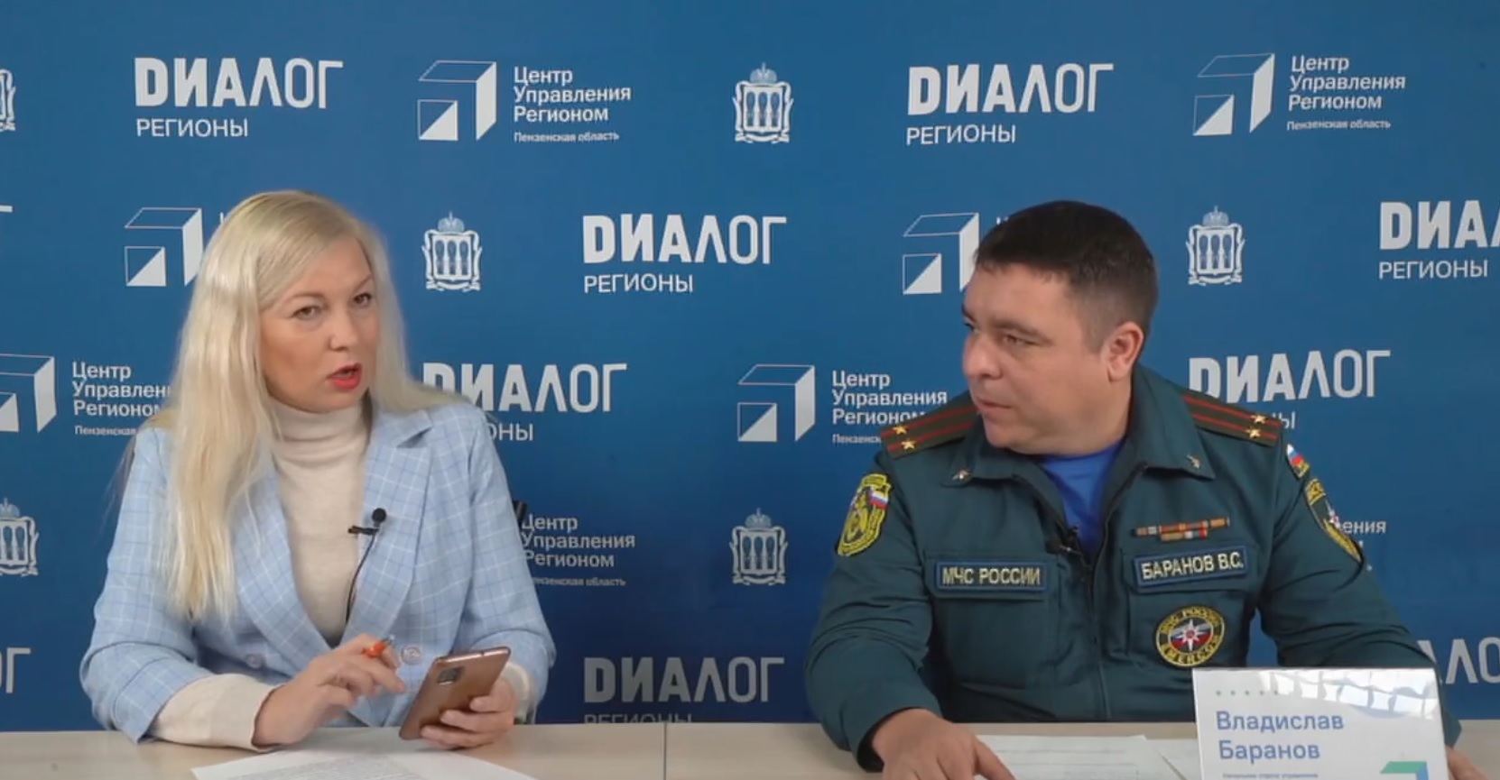 Владислав Баранов держит под рукой два тревожных чемоданчика на случай ЧП