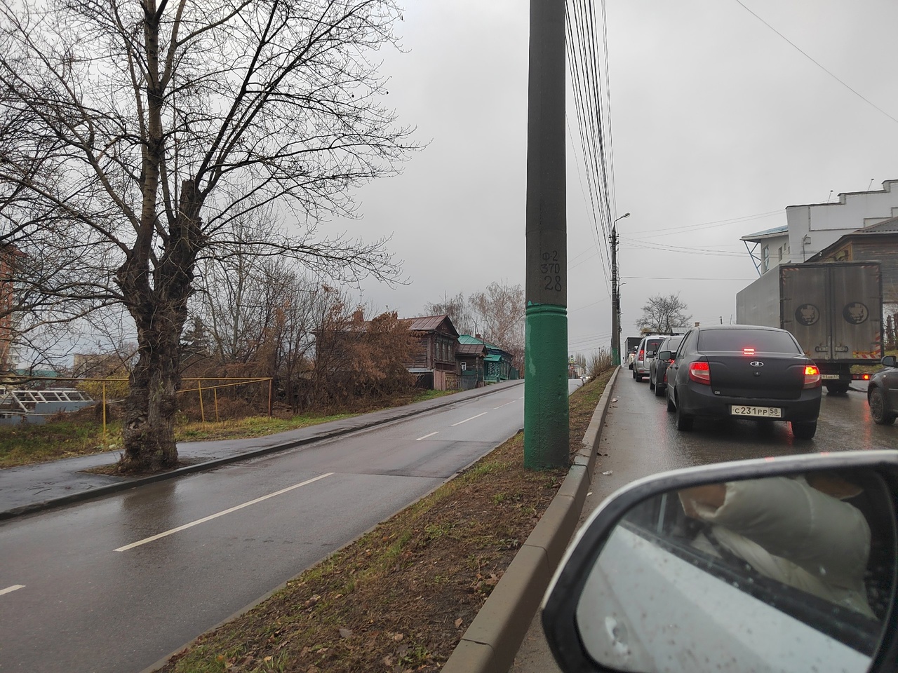 В Пензе машины встали в пробке на пересечении Красной и Кураева