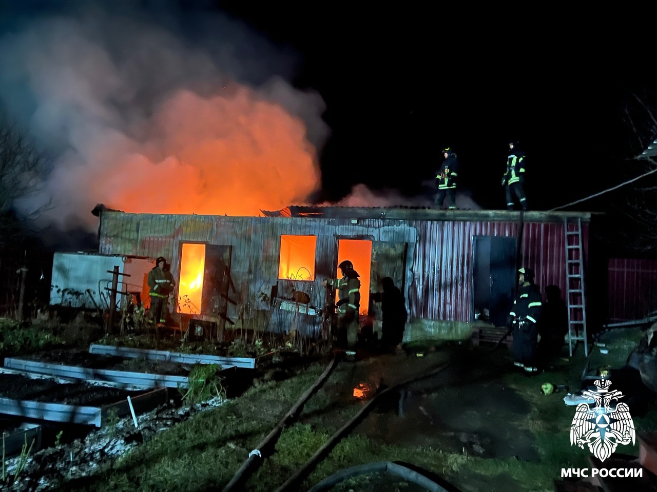 В Кузнецком районе ночной пожар тушили огнеборцы из двух спасательных частей