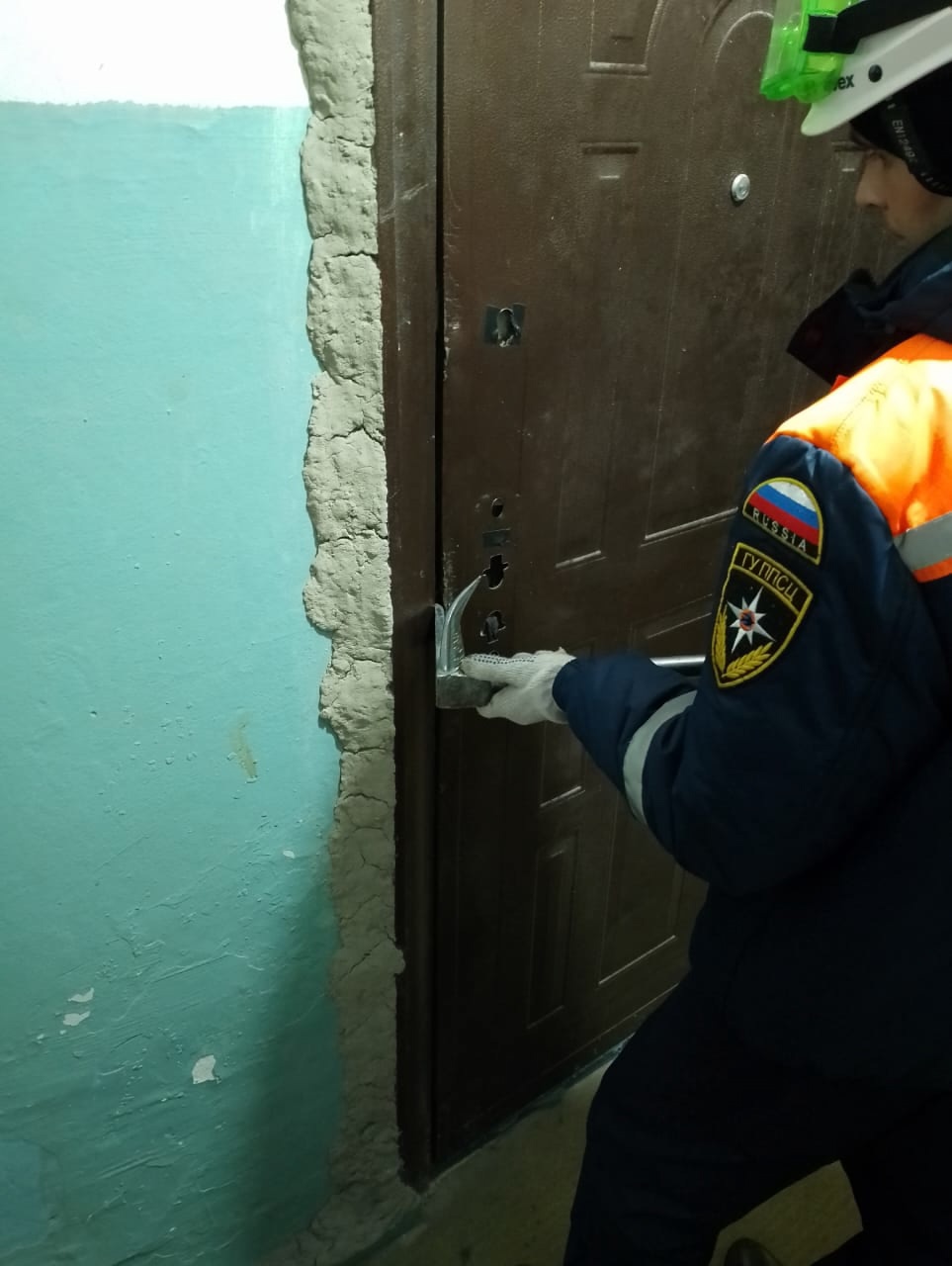 В Пензе спасатели обеспечили доступ в квартиру пропавшей женщины