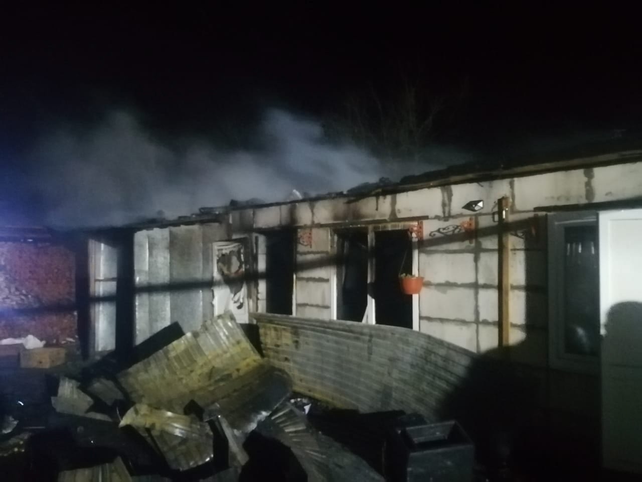 В Городищенском районе ночной пожар уничтожил строения