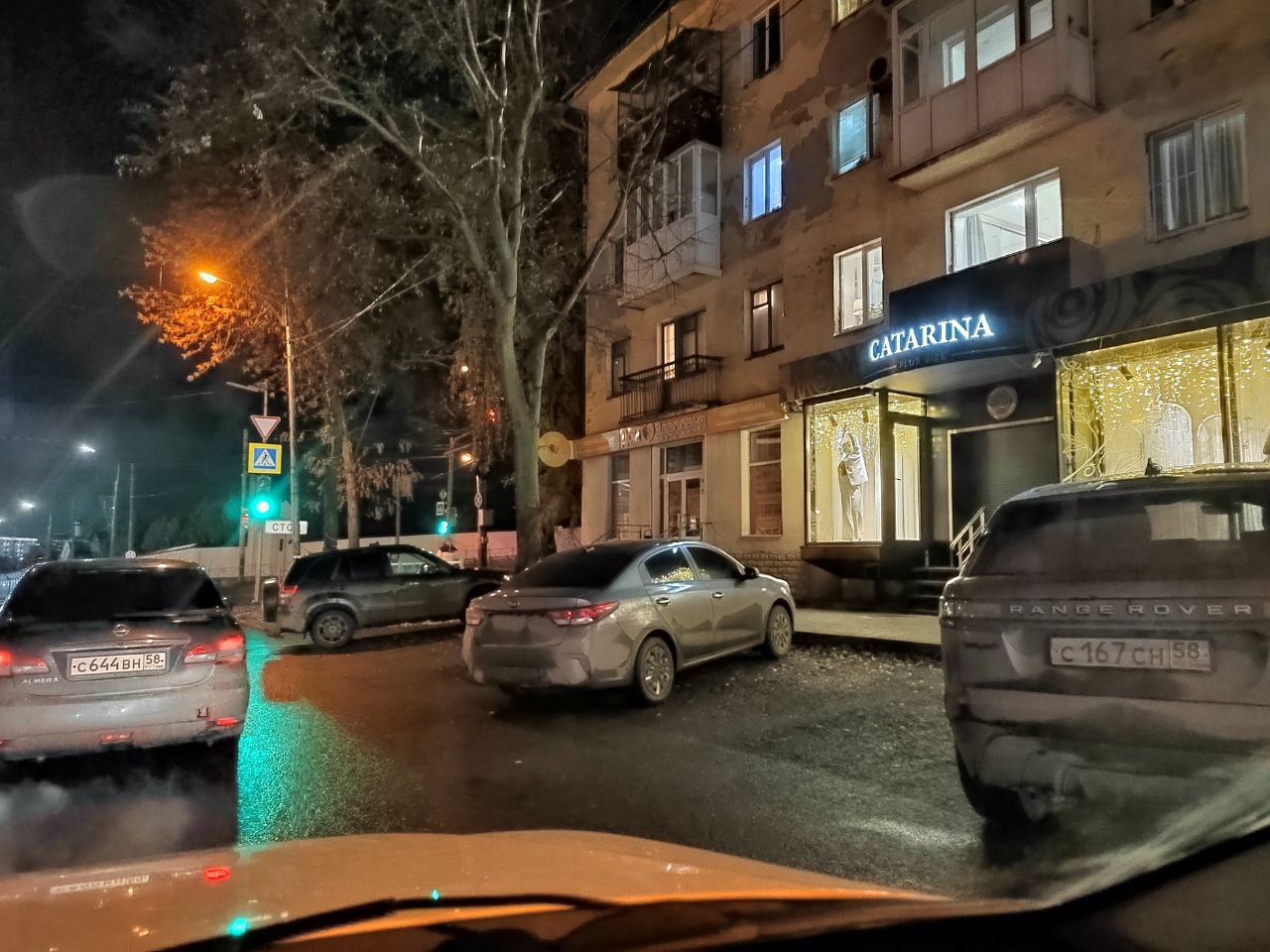 В Пензе не могут заставить водителей перестать парковаться на Кураева