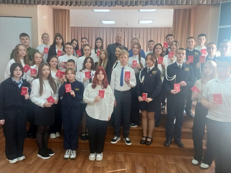 В Кузнецке юные горожане получили паспорта в канун Дня народного единства