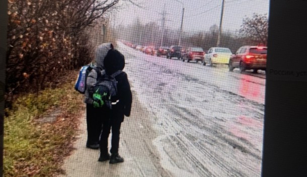 Пензенцы требуют установить остановку, чтобы дети не мокли под дождем