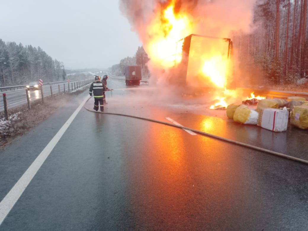 Появились фото с трассы М5 под Пензой, где сгорел грузовик