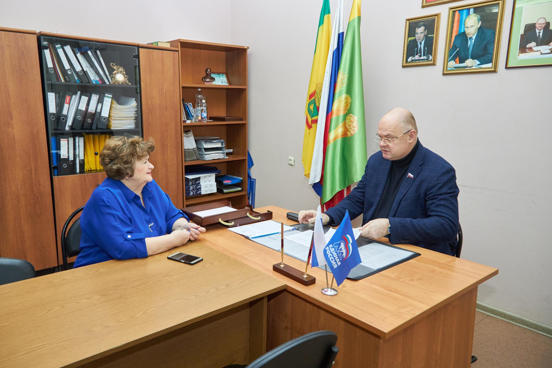 Спикер Заксобрания принял в работу обращения граждан