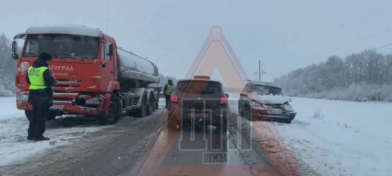 Снегопад вызвал сразу две серьезные аварии под Сердобском