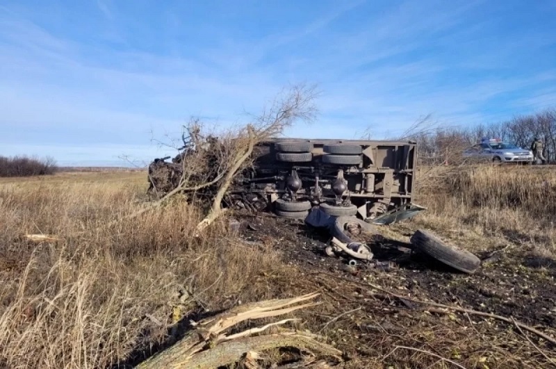 Водитель КамАЗа погиб, опрокинувшись на дороге под Пензой