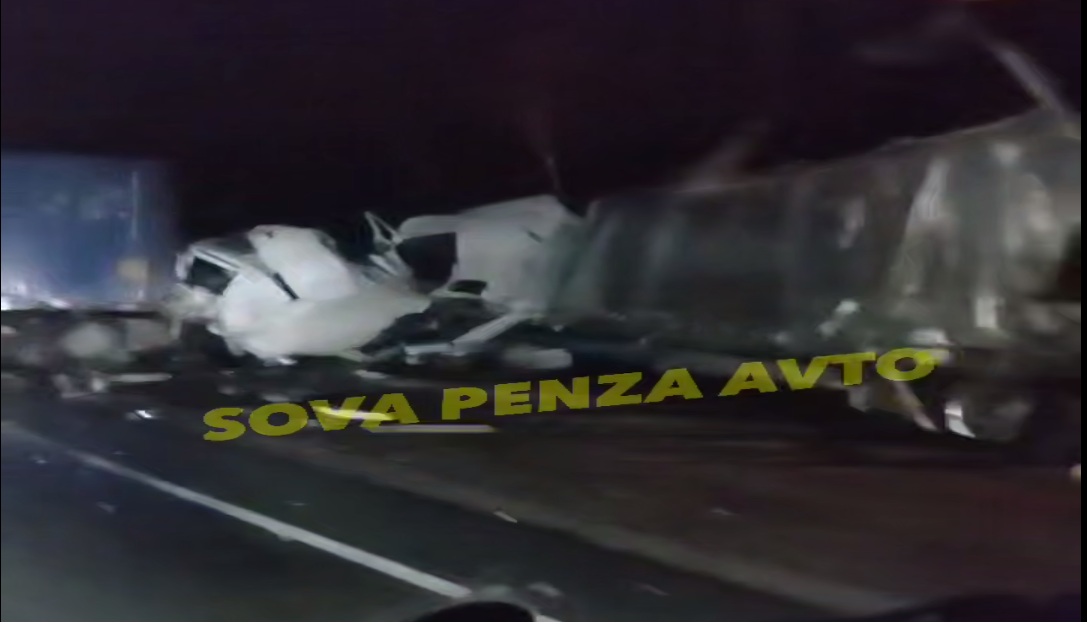 Сотрудники МЧС доставали пассажира из авто в страшной аварии на М5