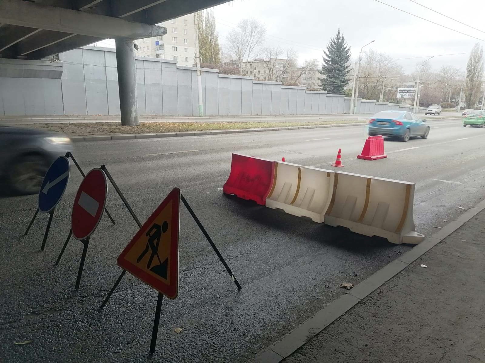 В Пензе на улице 8 Марта закрыли одну полосу движения