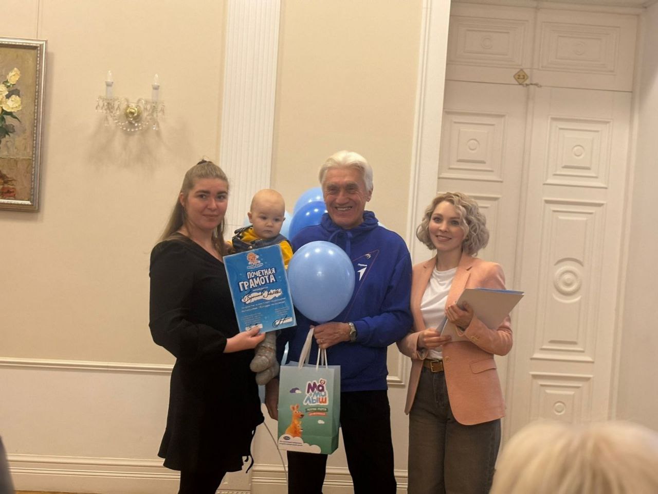 "Молком" поддерживает маленьких пловцов: открытие выставки "Бегущие по волнам"