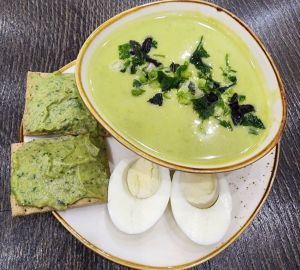 Суп из брокколи с зеленым горошком