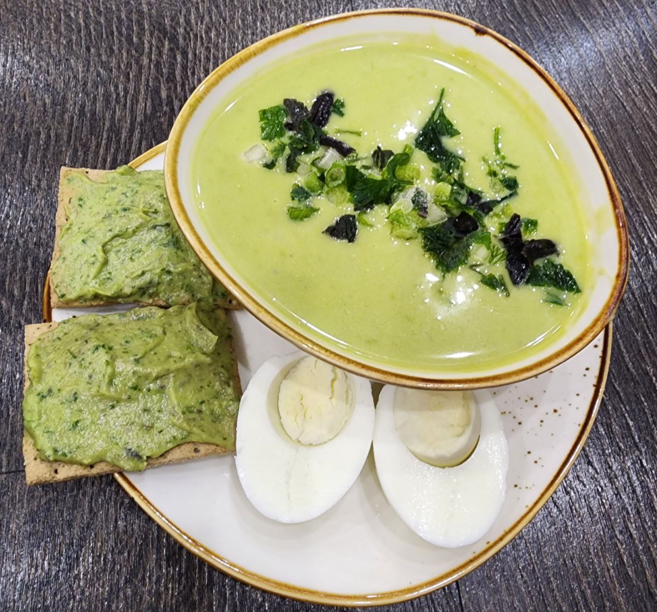 Суп из брокколи с зеленым горошком