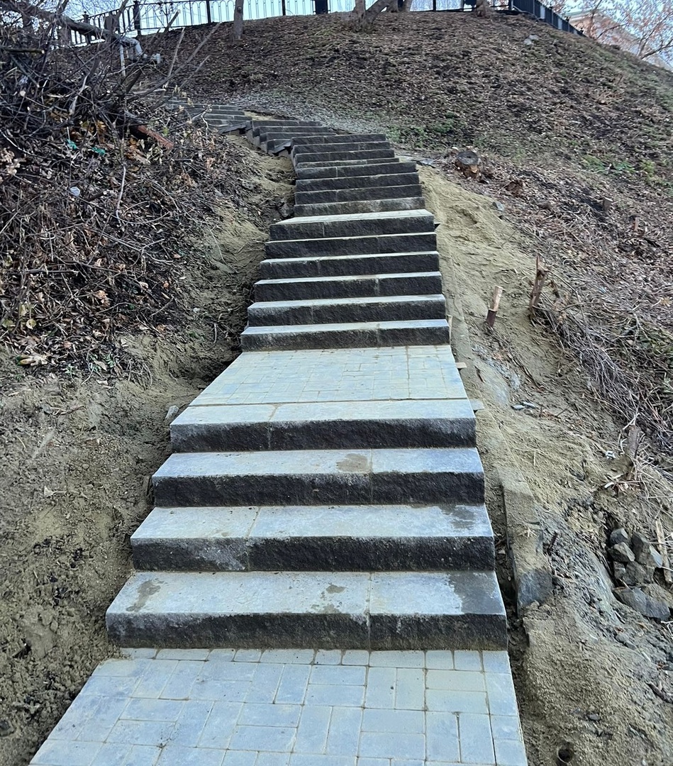В Пензе подходит к концу ремонт лестницы, ведущей от памятника Первопоселенцу