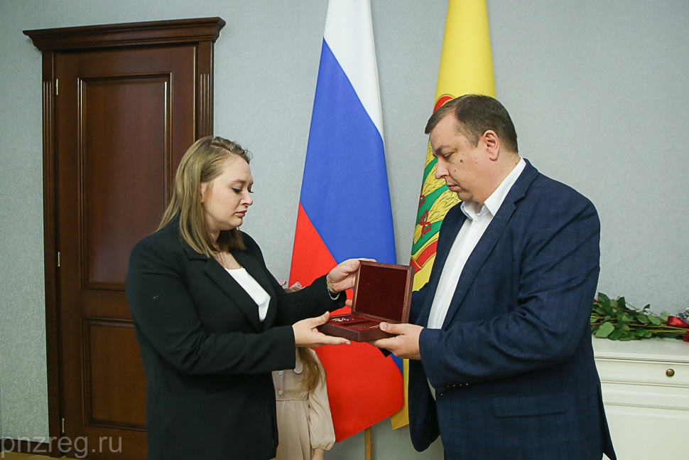 Сергей Федотов вручил звезду Героя ДНР жене и дочери Евгения Курякова