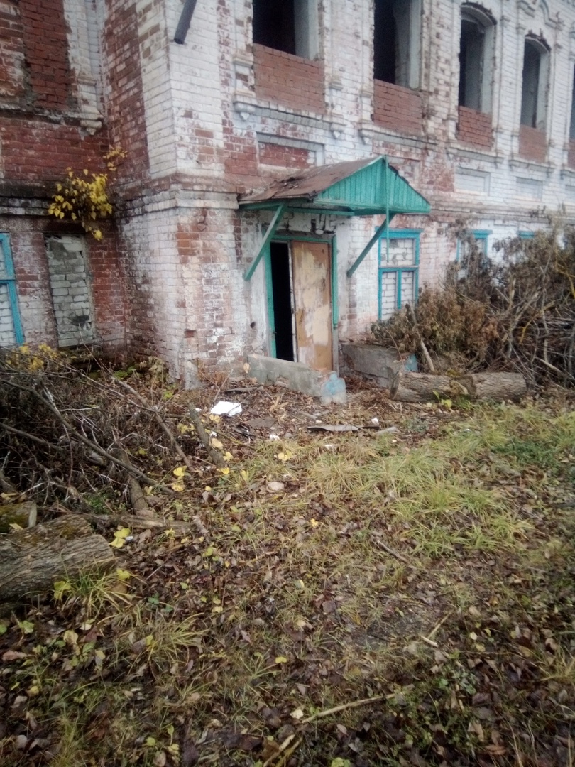 Заброшенная больница в Сосновоборске угрожает безопасности детей