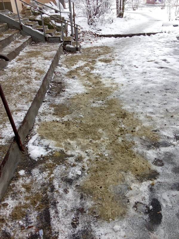 В Пензе борются с гололедицей