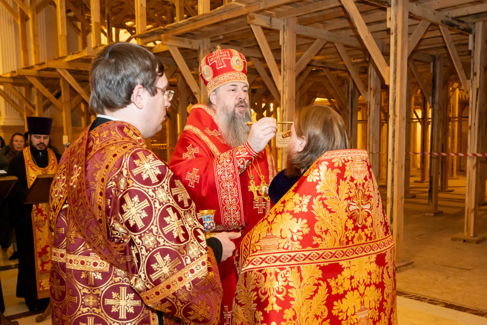 Митрополит Серафим совершил всенощное бдение в Спасском кафедральном соборе