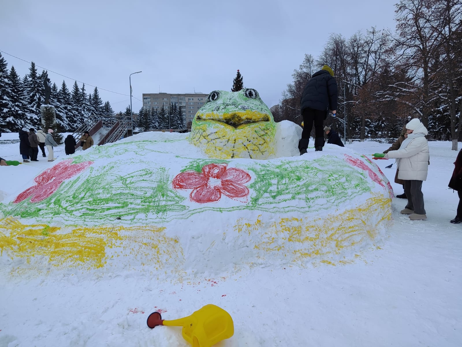 В Кузнецке на центральной площади появился снежный удав
