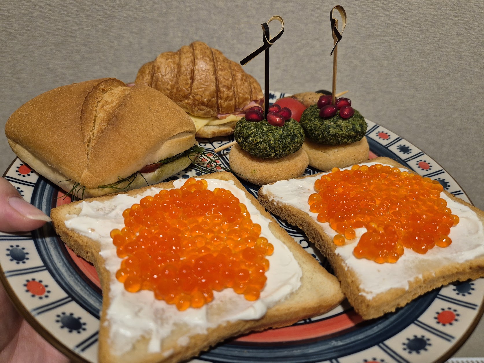 Новогодний стол: почему от бутербродов с икрой лучше отказаться