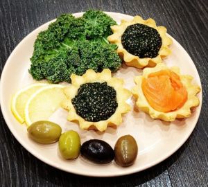 Черная икра из водорослей в безглютеновых тарталетках