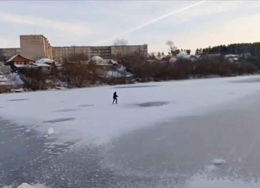 В Никольске подростков заметили катающимися на тонком льду реки Вырган