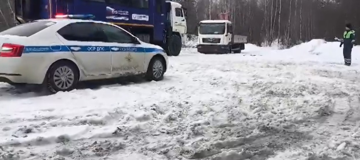 Пензенские автоинспекторы выручили застрявшего в снегу водителя