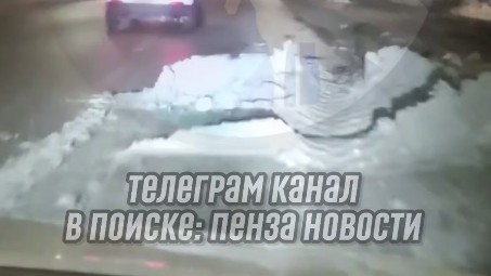 В Пензе дорожники навалили сугроб посреди оживленной Окружной