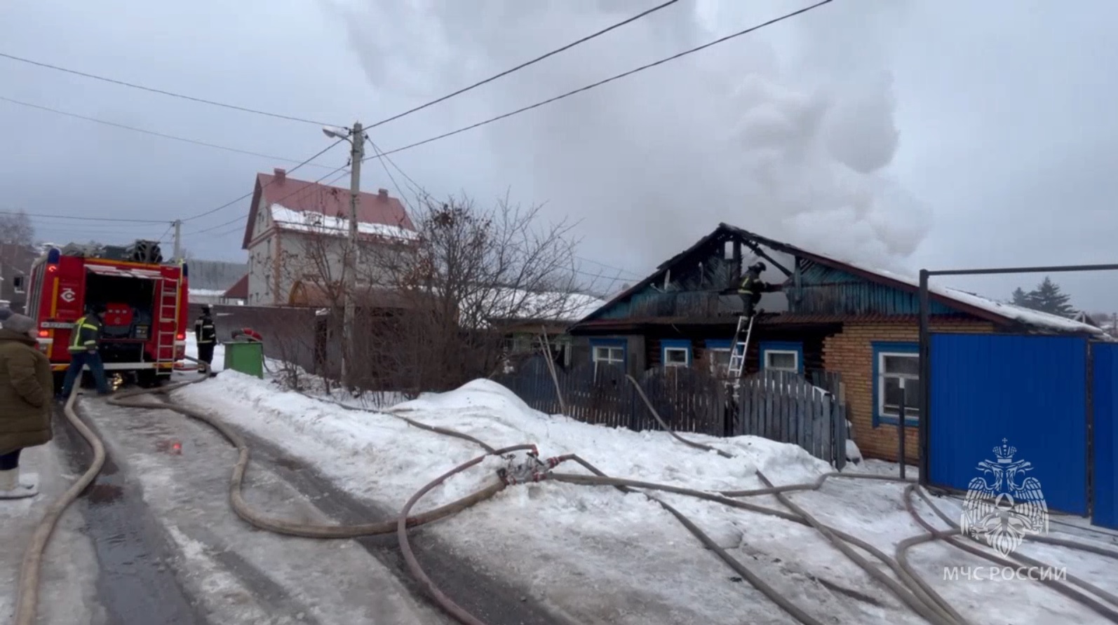 В Пензе на Проломной дом и гараж тушили 27 пожарных