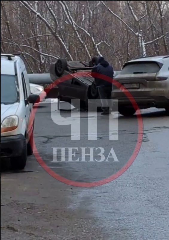 В Пензе на улице Антонова машина перекувыркнулась на крышу